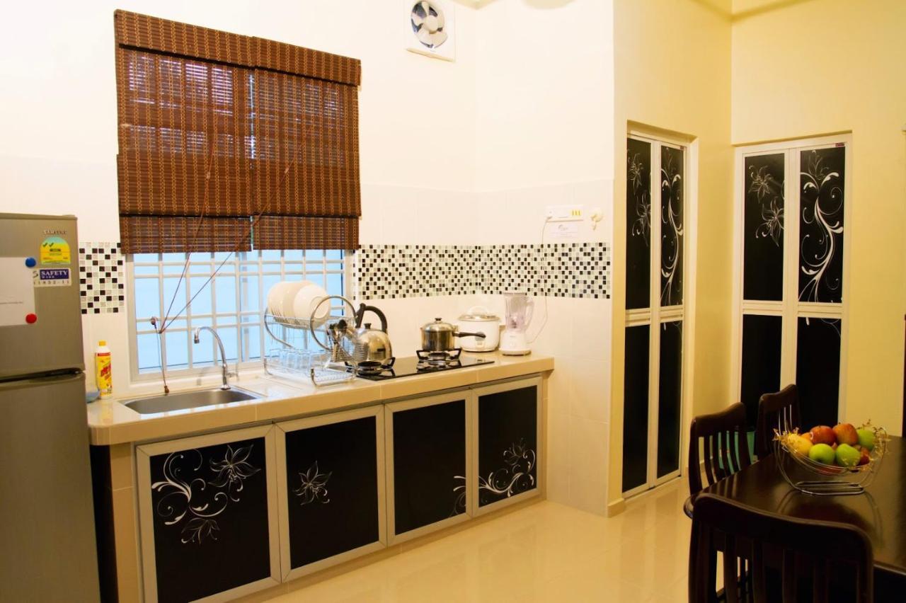 Homestay Hj Esmon Parit Raja Uthm Batu Pahat Eksteriør billede