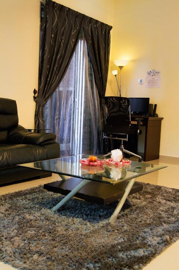 Homestay Hj Esmon Parit Raja Uthm Batu Pahat Eksteriør billede