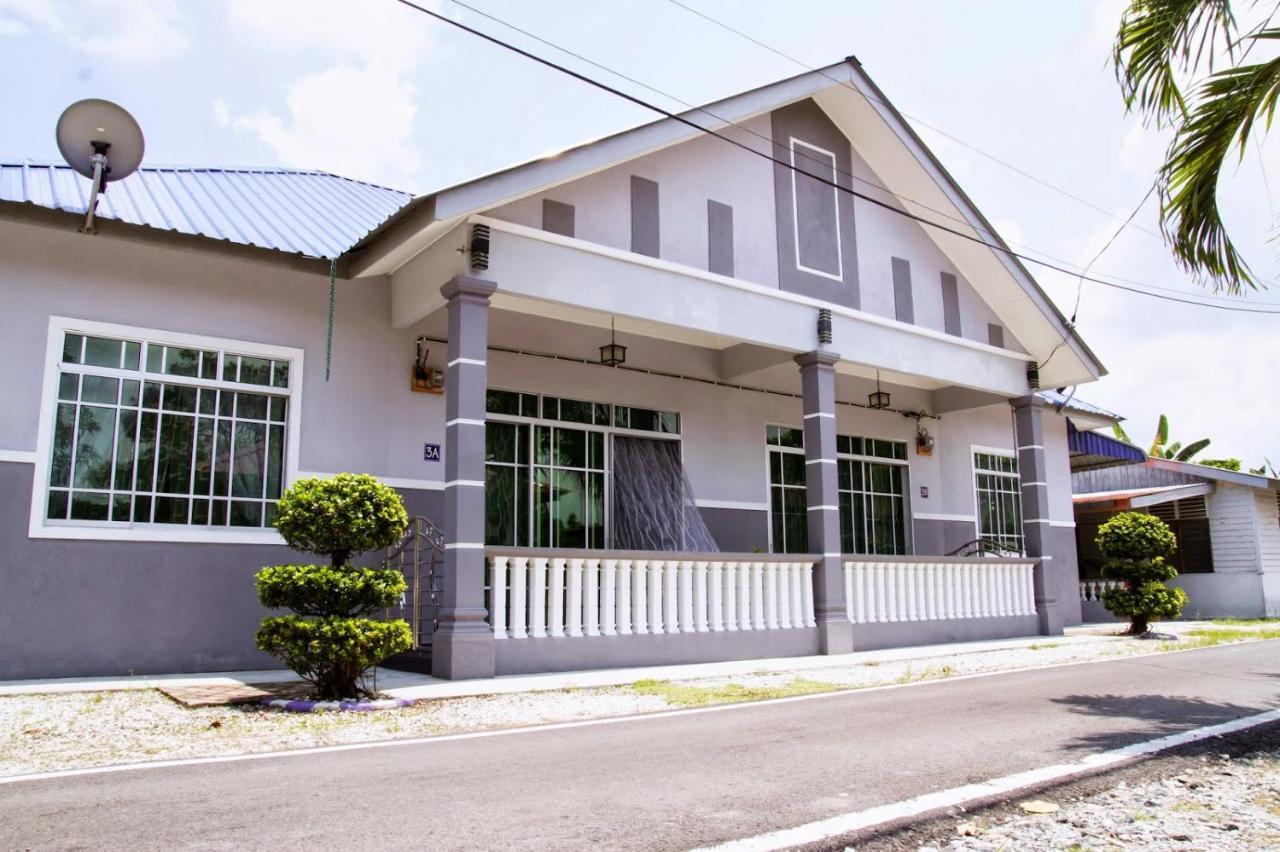 Homestay Hj Esmon Parit Raja Uthm Batu Pahat Eksteriør billede